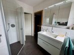 Modernes Einfamilienhaus in begehrter Lage – Neuwertig, exklusiv ausgestattet mit Sauna - Badezimmer..jpg