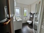 Modernes Einfamilienhaus in begehrter Lage – Neuwertig, exklusiv ausgestattet mit Sauna - Badezimmer.jpg