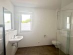 Moderne 2-Zimmer-Wohnung mit Dachterrasse und heller Atmosphäre - Badezimmer.jpg