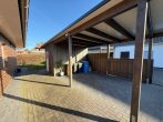 Moderne 3-Zimmer-Doppelhaushälfte im Bungalowstil mit Einbauküche und Carport - Carport mit Geräteraum.jpeg
