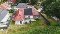 Charmanter Bungalow mit Wintergarten & ausbaufähigem Dachgeschoss | PV Anlage & Wallbox - Drohne hinten.jpg