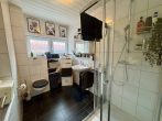 Vielseitiges Ein- oder Zweifamilienhaus in Bümmerstede mit Terrasse, Garage und attraktivem Grundstück - Bad EG.jpg