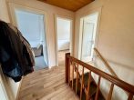 Vielseitiges Ein- oder Zweifamilienhaus in Bümmerstede mit Terrasse, Garage und attraktivem Grundstück - Flur OG.jpg